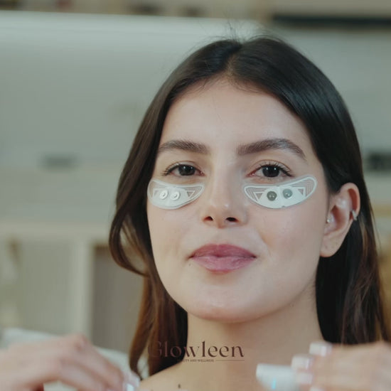 Une femme utilise Glowmoon sous les yeux